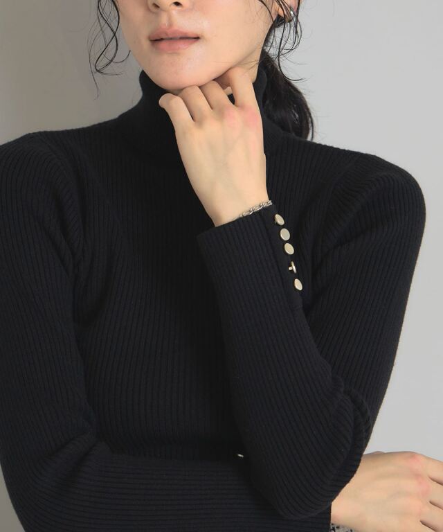 袖ボタンタートルリブニット