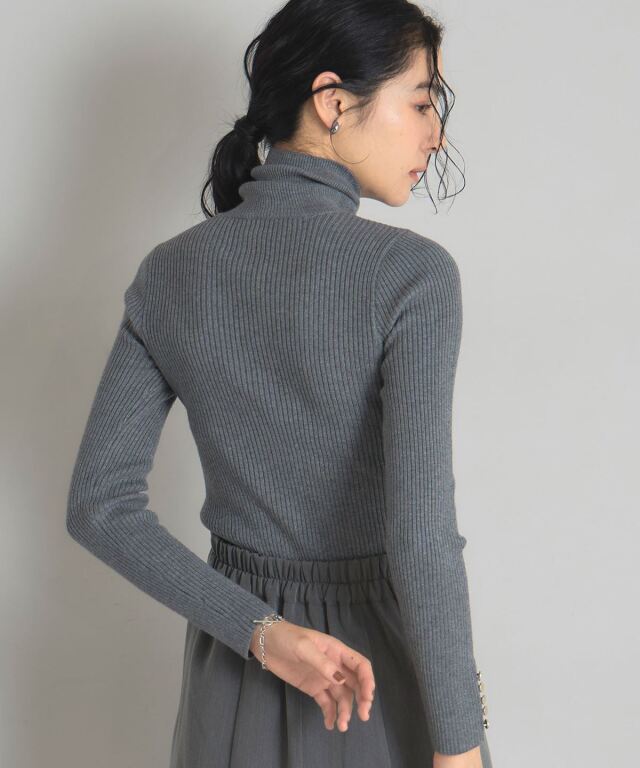 袖ボタンタートルリブニット