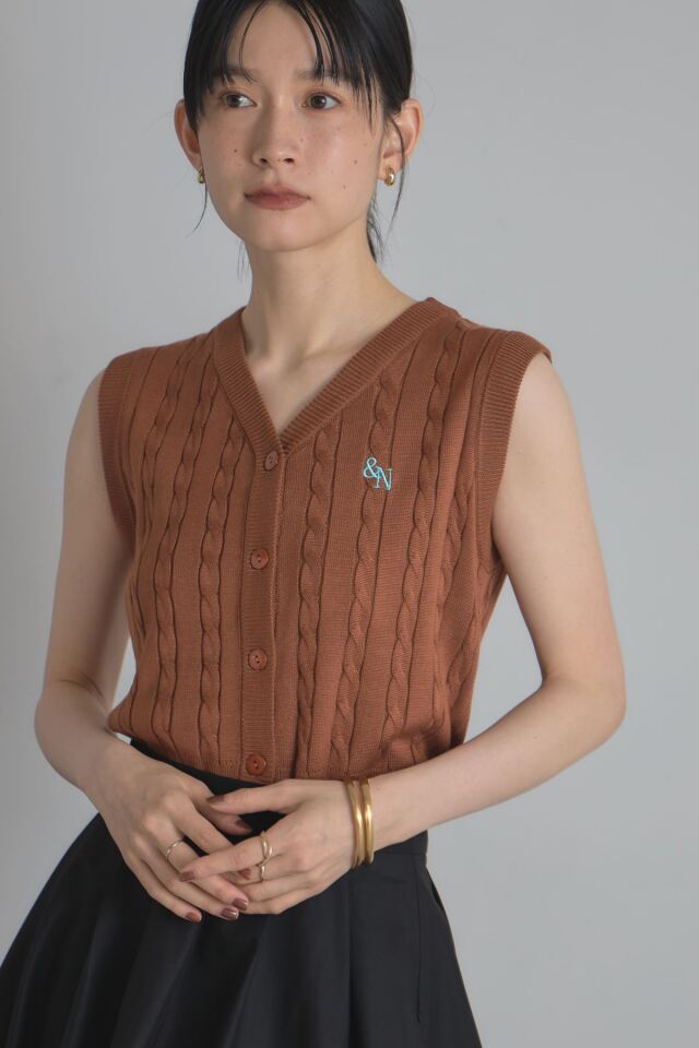 エンブロイダリーケーブルニットベスト