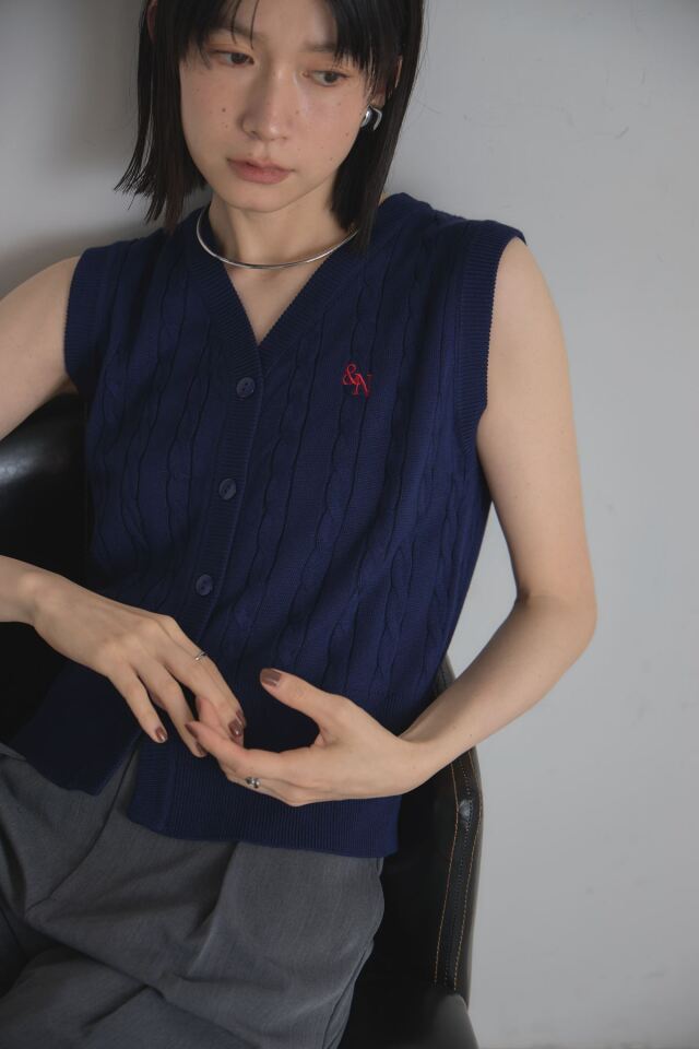 エンブロイダリーケーブルニットベスト