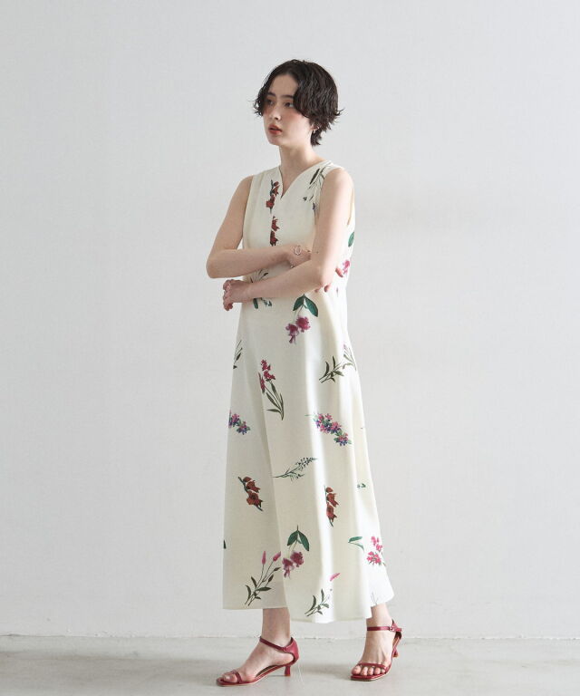 ドイツ製のガラス工芸品で、ハンドペイントまたはエナメル彩で花柄が