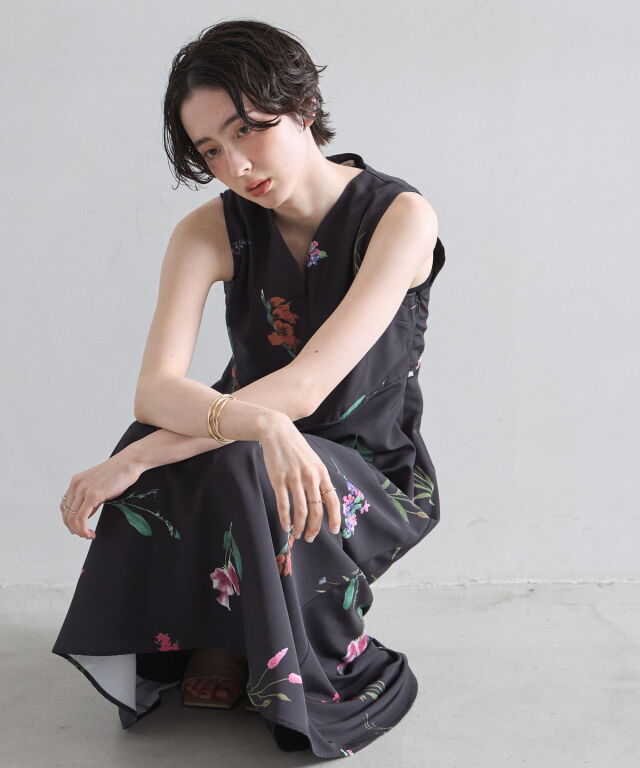 り♪出品 フラワープリントキーネックワンピース