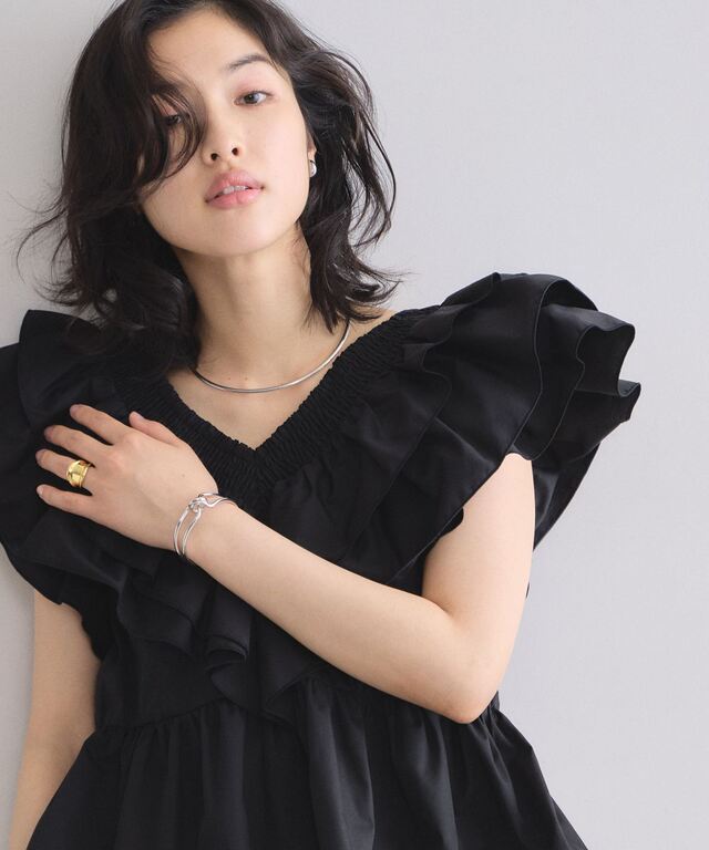 林田岬優さん着用】Vネックフリルブラウス