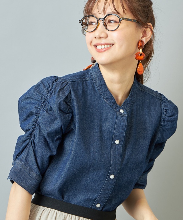 袖シャーリング使いデニムシャツ 一部の店舗のみ入荷
