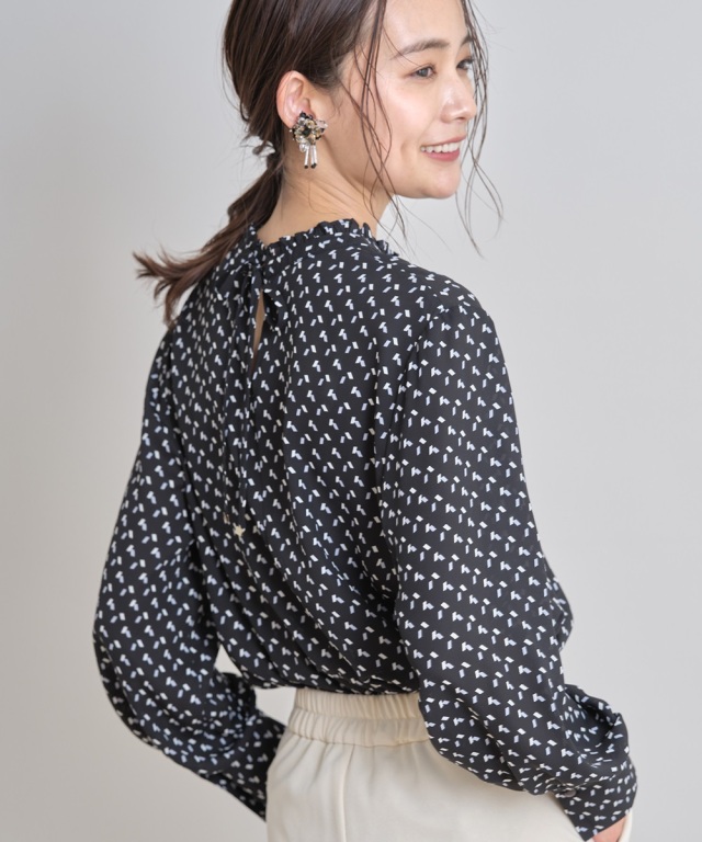 Malle ドットプリントタック襟ブラウス 黒 Malle（マル）の「△Malle コットン/ドットプリントタック衿