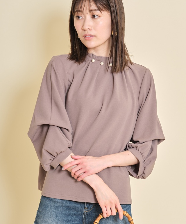 カットジョーゼット衿パールブラウス《一部店舗のみ入荷》
