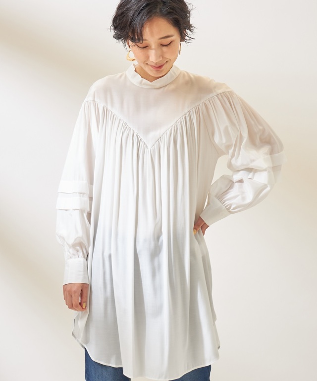 デコルテバルーンスリーブトップス《一部の店舗のみ入荷》