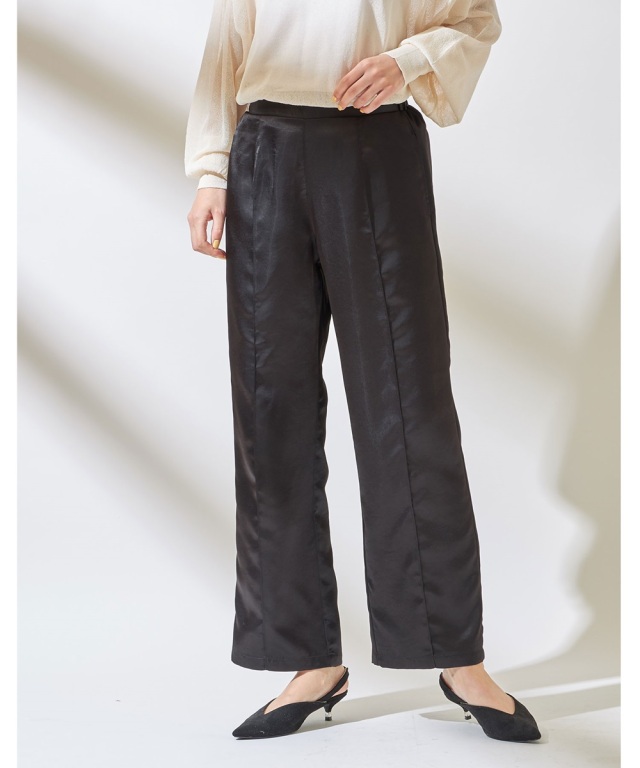 サテンストレートパンツ《一部の店舗のみ入荷》
