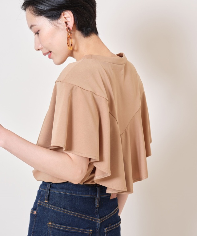 デコルテフリルトップス《一部の店舗のみ入荷》 