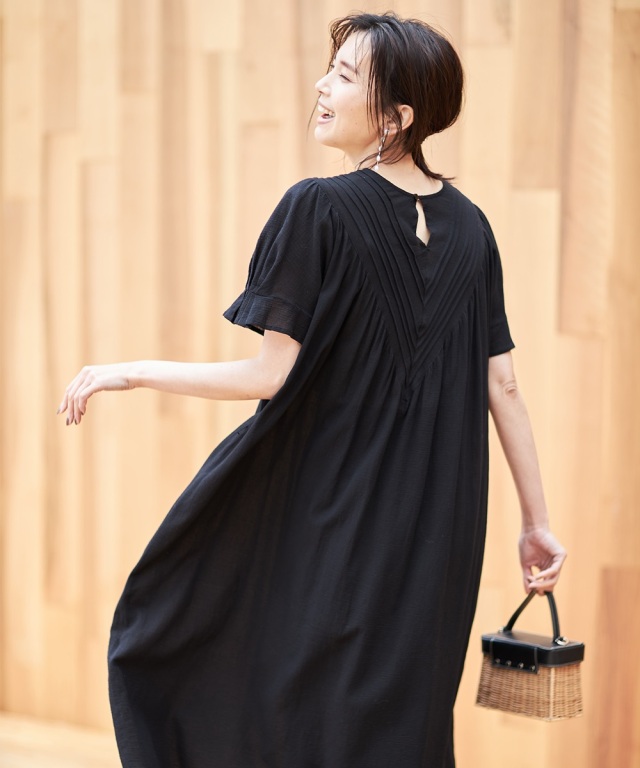Vネックピンタックワンピース 一部店舗のみ入荷