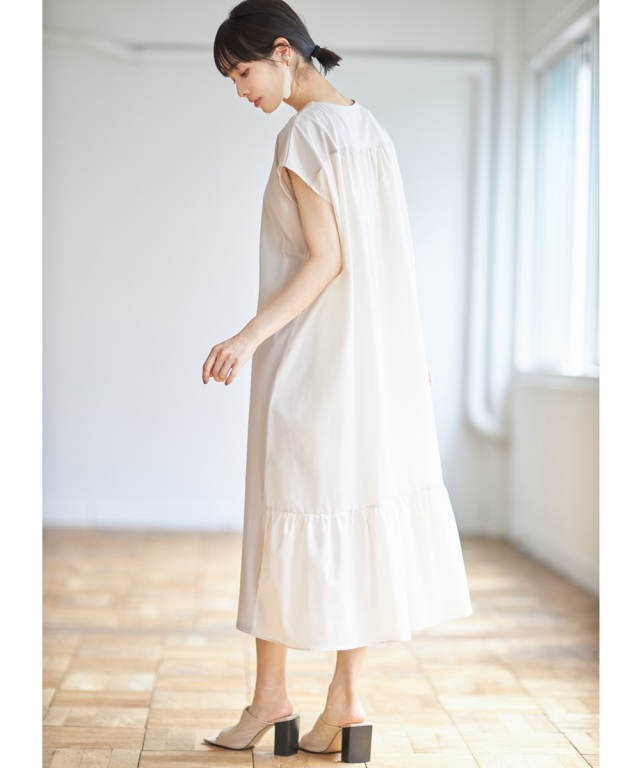 バックギャザーカットワンピース《MONOTONE COLLECTION》