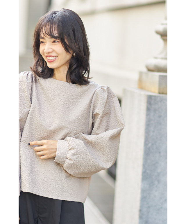 WEB限定】前後2WAYエンボス加工フラワー柄ブラウス