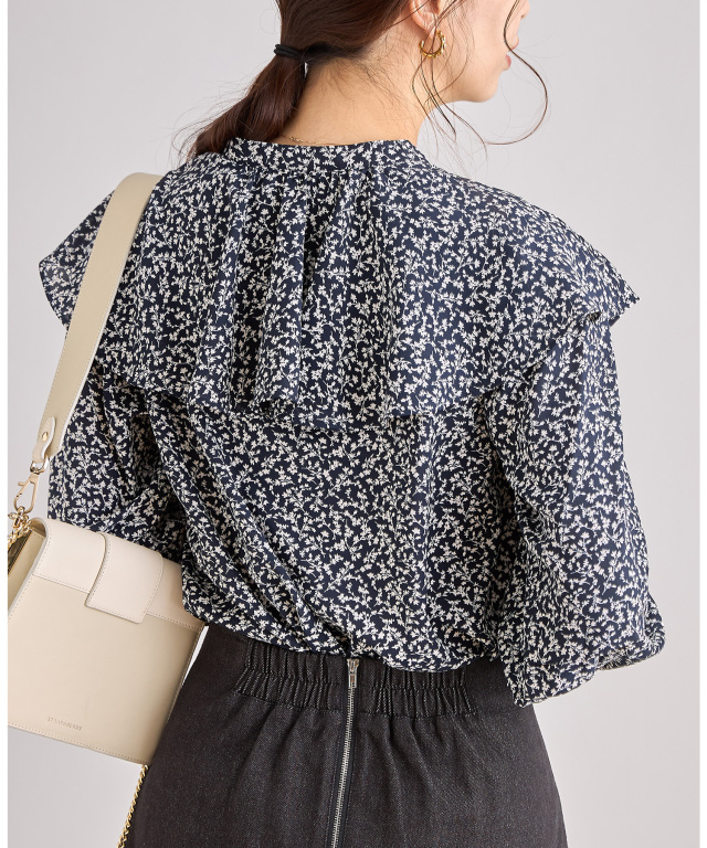 ネストローブ Bloomsburyプリントブラウス リーフ柄 ラッフルカラー