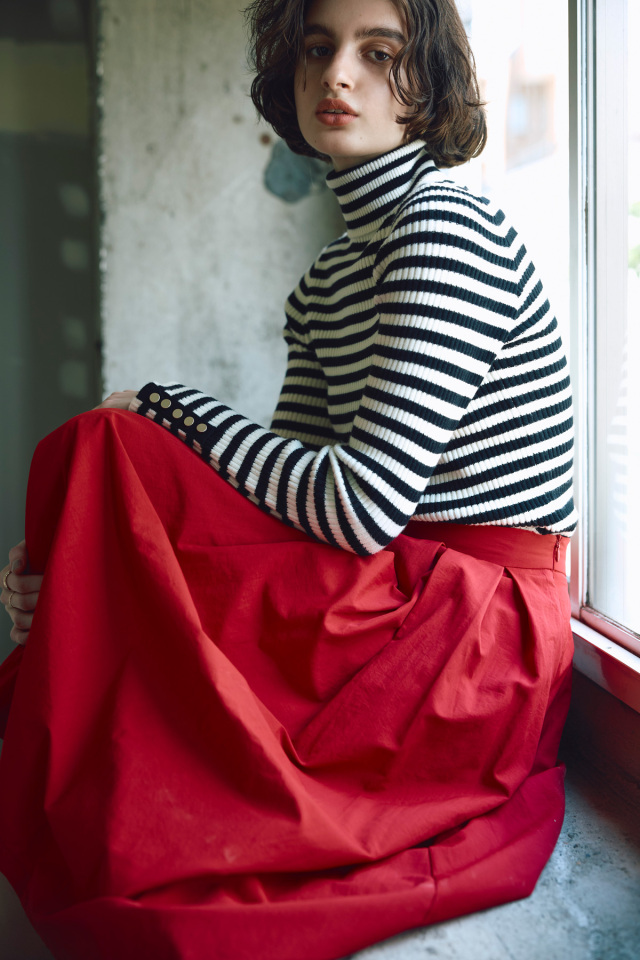 袖メタルボタンタートルリブニット