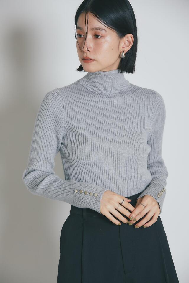 袖メタルボタンタートルリブニット