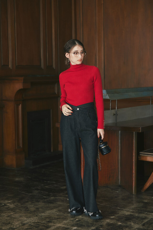 袖メタルボタンタートルリブニット