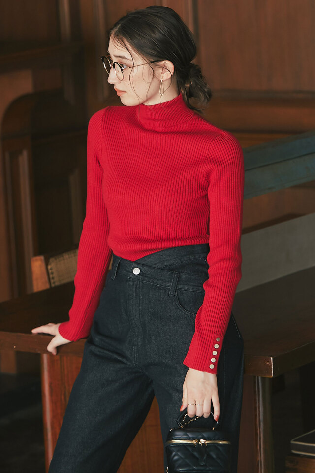 袖メタルボタンタートルリブニット