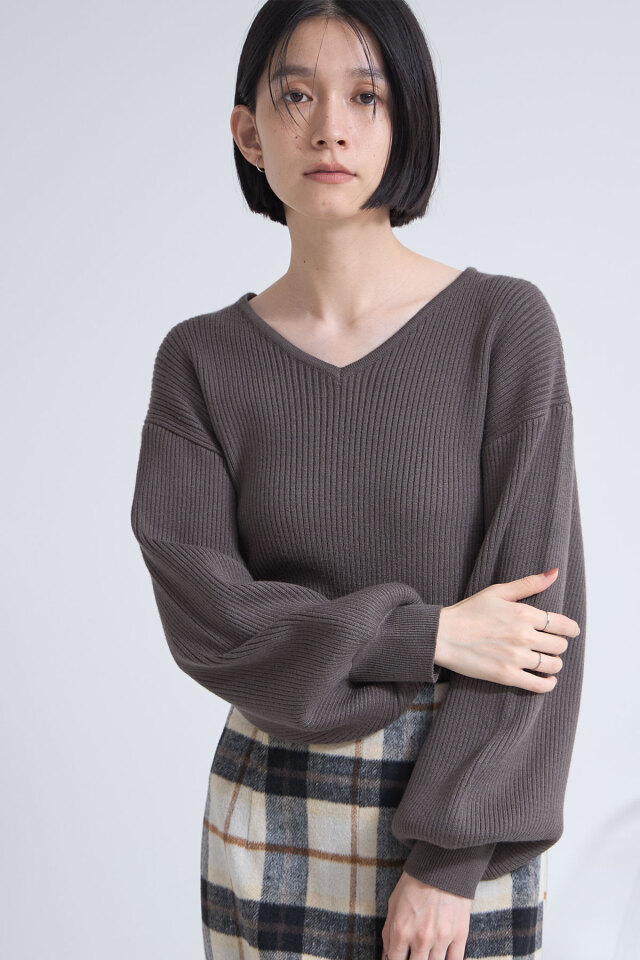 Vネックボリュームスリーブニット※一部店舗のみ入荷