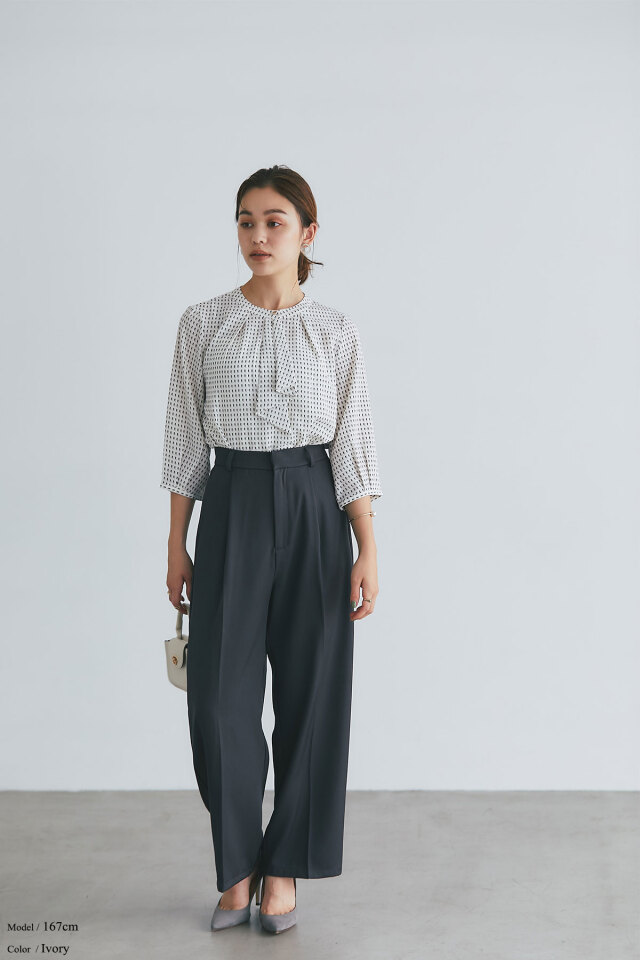 幾何学柄ラッフルブラウス※一部店舗のみ入荷