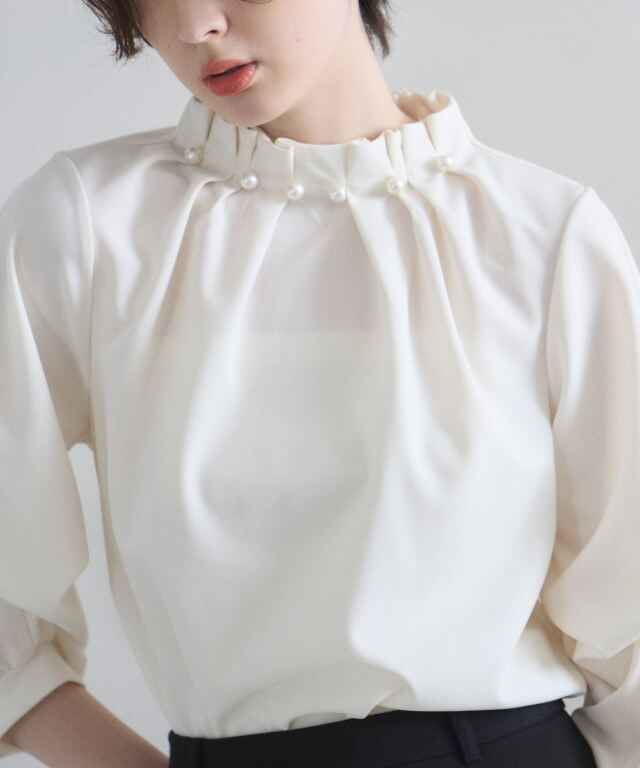 オフィシャルサイト限定】パール付きブラウス