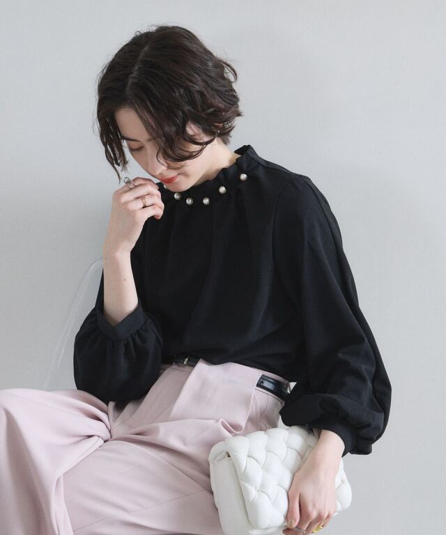 【オフィシャルサイト限定】パール付きブラウス