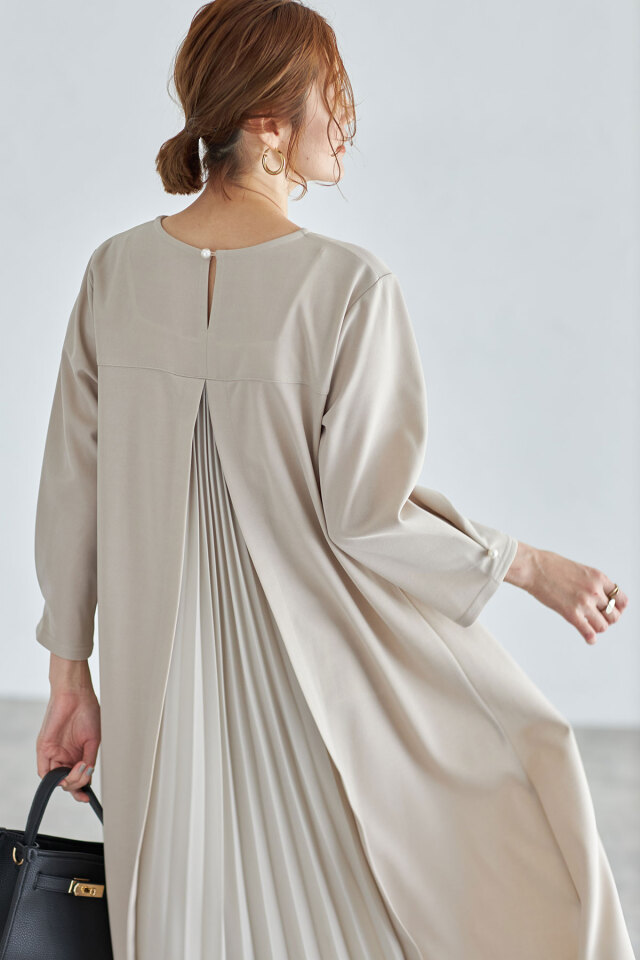 バックプリーツカットジョーゼットワンピース※一部店舗のみ入荷