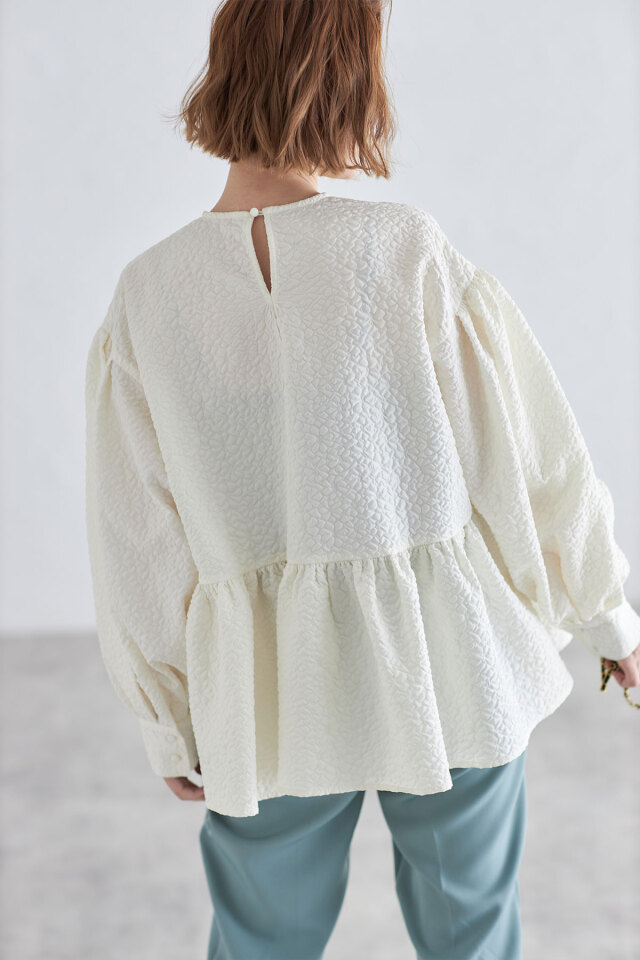 ふくれジャガードペプラムブラウス※一部店舗のみ入荷