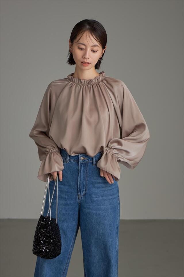 【WEB限定】フリルネックサテンブラウス