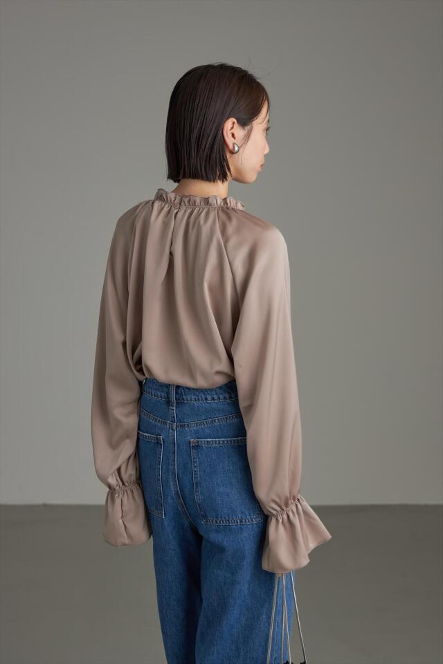 WEB限定】フリルネックサテンブラウス