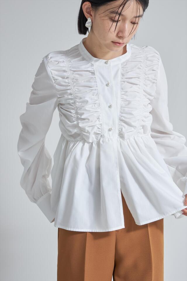 パール釦シャーリングペプラムブラウス※一部店舗のみ入荷