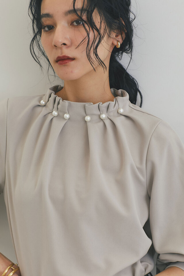 袖2WAYパールネックブラウス※一部店舗のみ入荷