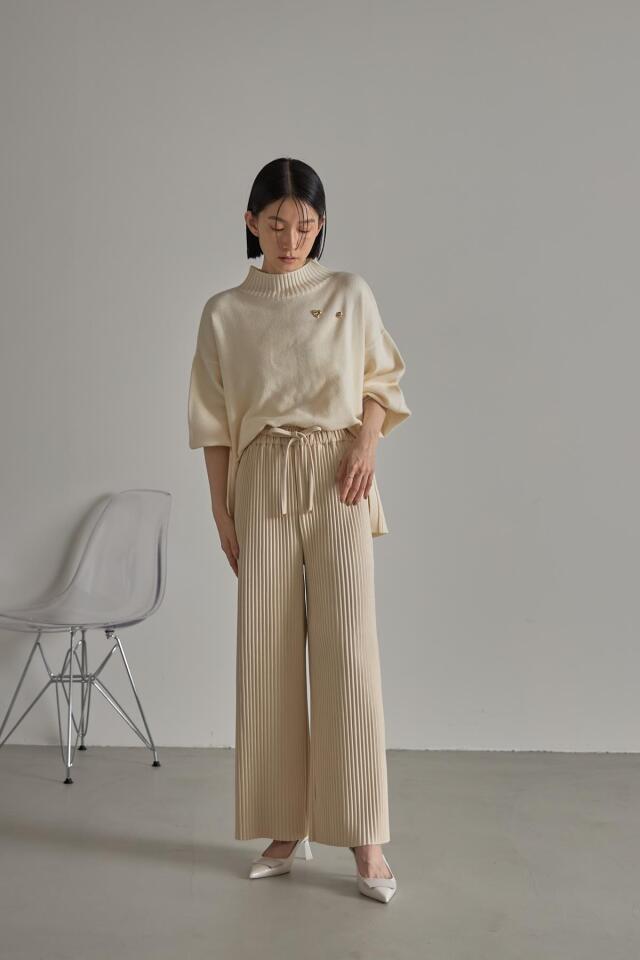Amomento ベージュ プリーツ入り ワイドパンツ ポンチスウェードプリーツワイドパンツ※一部店舗のみ入荷