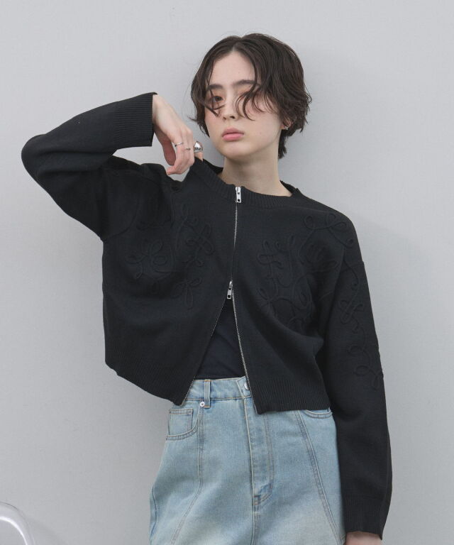 オフィシャルサイト限定】コード刺繍Wジップニットカーデ