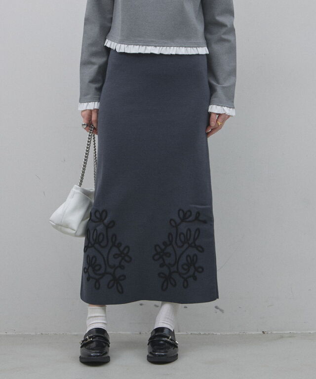 オフィシャルサイト限定】コード刺繍バックスリットニットスカート