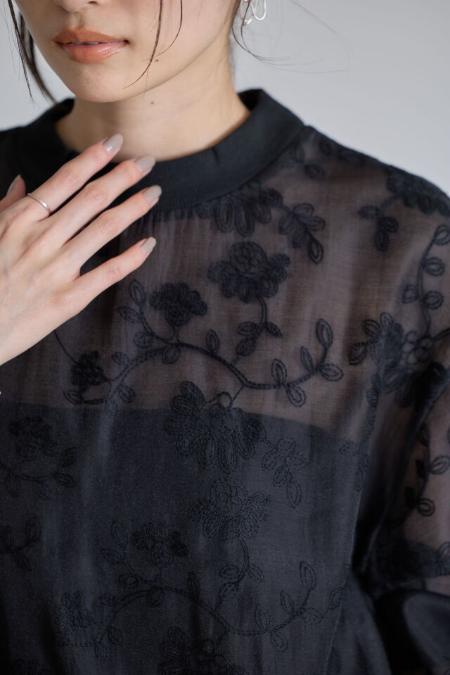 花刺繍オーガンジーシアートップス※一部店舗のみ入荷