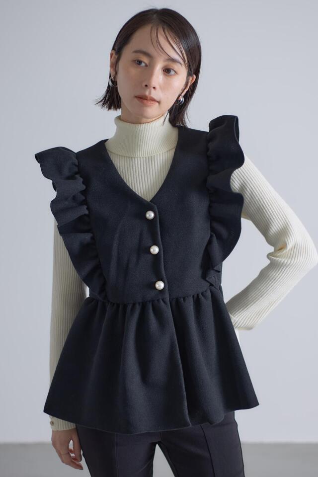 再入荷12月1日 （L~3L対応）（黒）フリルパフショルダーの変形ボタンベスト wkg00507 cawaii レディース ファッション 他にはない ベスト トップス ノースリーブ インナーダウン風 キルティング ジャケット ショート フリル フェミニン 30代 40代 50代 起毛パールフリルベスト