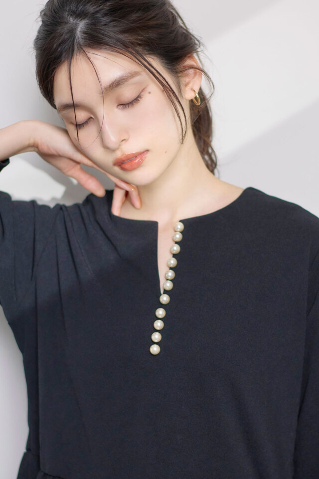 キーネックパールペプラムブラウス※一部店舗のみ入荷