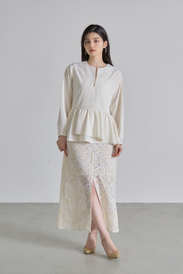 キーネックパールペプラムブラウス※一部店舗のみ入荷