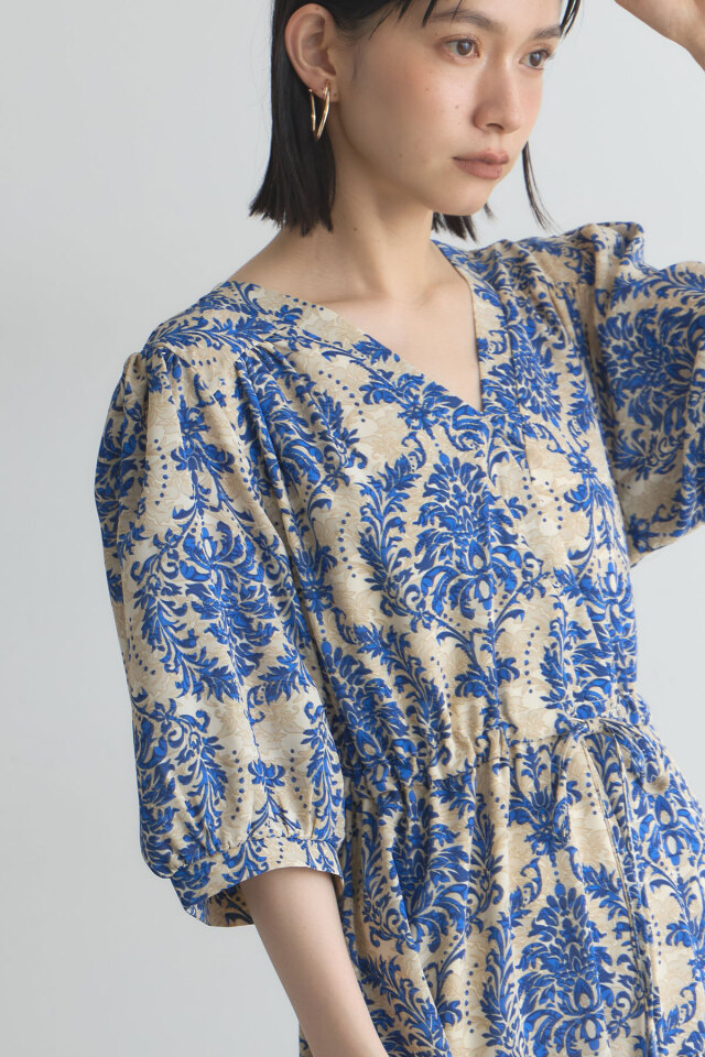 WEB限定】モチーフVネックワンピース