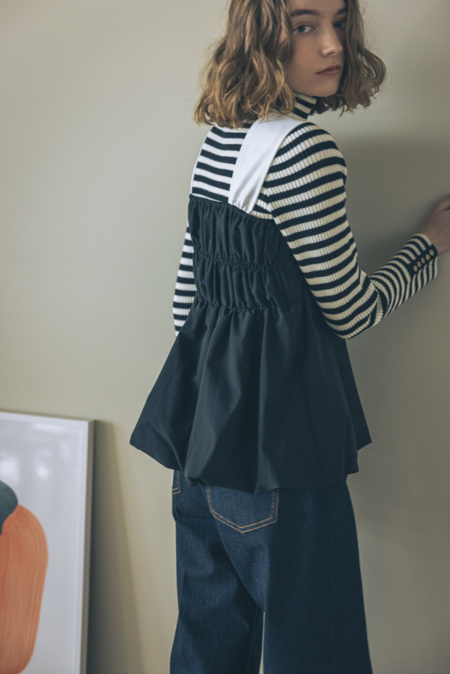 袖メタルボタンタートルリブニット