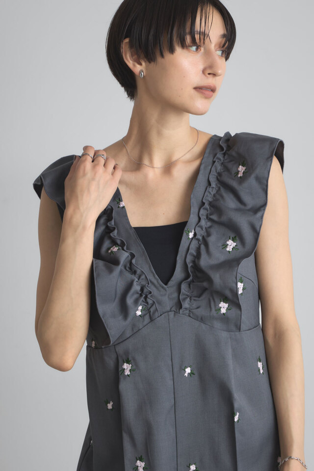 フラワー刺繍肩フリルオーバーオール※一部店舗のみ入荷