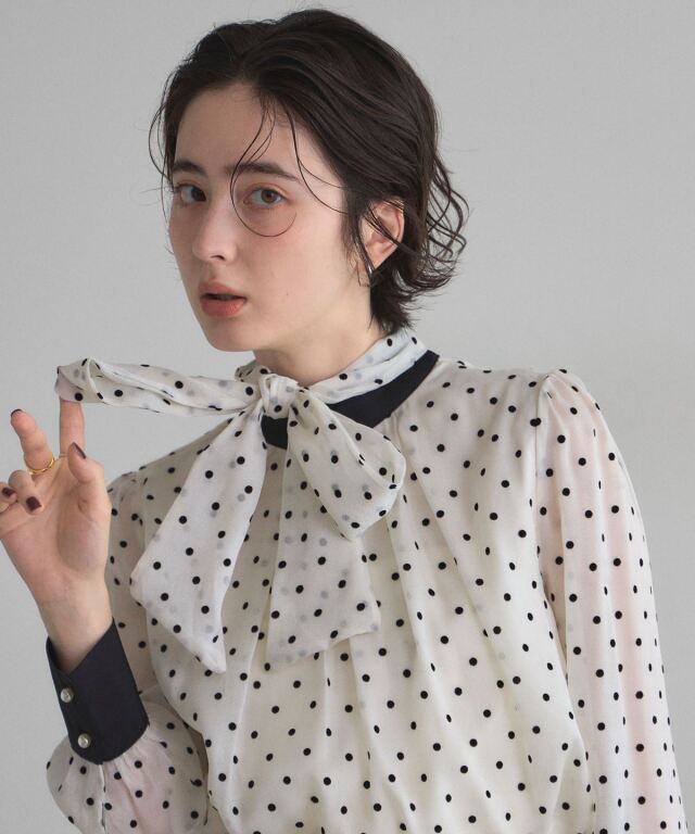 オフィシャルサイト限定】ボウタイドットブラウス