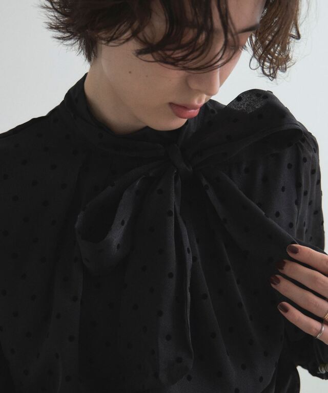 オフィシャルサイト限定】ボウタイドットブラウス