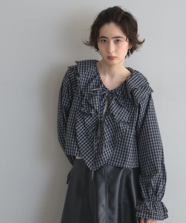 バックラッフルチェックブラウス オフィシャルサイト限定】ラッフルカラーチェックブラウス