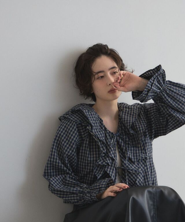 【オフィシャルサイト限定】ラッフルカラーチェックブラウス