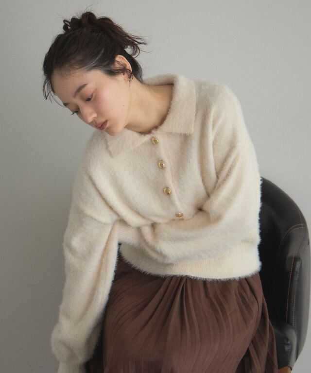 【オフィシャルサイト限定】ゴールドボタンフェザーポロニット