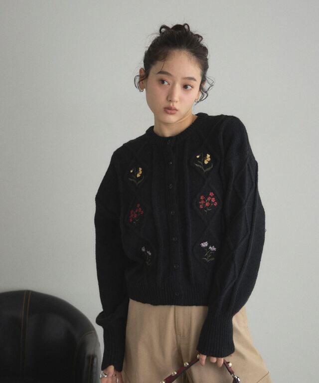 IENA　フラワーニットカーディガン IENA（イエナ）の「フラワーレースニットカーディガン（カーディガン