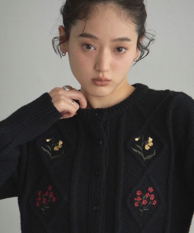 オフィシャルサイト限定】フラワーエンブロイダリーニットカーディガン