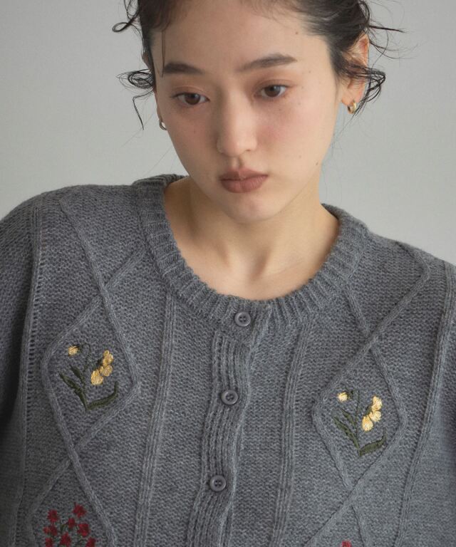 オフィシャルサイト限定】フラワーエンブロイダリーニットカーディガン