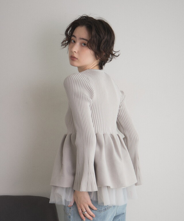 オフィシャルサイト限定】パール付きチュールレイヤードペプラムニット